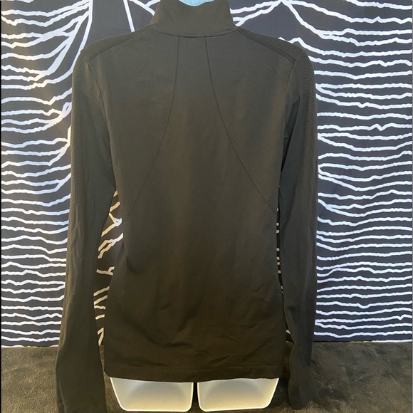 🖤Gap Dry Fit Athletic Shirt w/Thumb Holes!🖤 - Picture 3 of 5